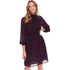 Printowana sukienka mini o luźnym kroju. Fioletowe sukienki damskie Top Secret, na co dzień, na zimę, w kwiaty, z tkaniny, eleganckie, ze stójką, bez rękawów, midi. Za 129,99 zł.