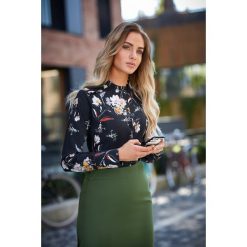 Bluzka koszulowa w kwiaty - czarna. Czarne bluzki damskie Moe, s, z nadrukiem, z elastanu, eleganckie, z falbankami, bez rękawów. Za 149,00 zł.