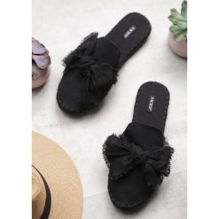 Czarne Klapki Moonstone. Czarne espadryle damskie Born2be, bez wzorów, bez obcasa, na płaskiej podeszwie. Za 49,99 zł.