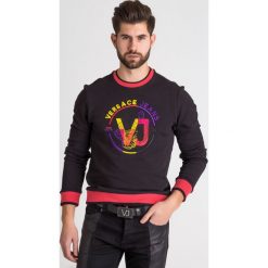 BLUZA VERSACE JEANS. Czarne bluzy męskie Versace Jeans, s, bez wzorów, z bawełny, z okrągłym kołnierzem, bez rękawów, bez kaptura. Za 608,30 zł.