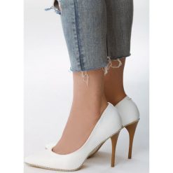 Białe Szpilki Miss Dallass. Białe szpilki Multu, bez wzorów, bez obcasa, na szpilce, bez zapięcia. Za 39,99 zł.
