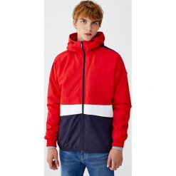 Nylonowa kurtka z kolorowymi panelami. Brązowe kurtki męskie Pull&Bear, m, bez wzorów, z nylonu, bez kaptura. Za 109,00 zł.