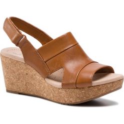 Sandały CLARKS - Annadel Ivory 261399564 Tan. Pomarańczowe klapki damskie Clarks, bez wzorów, ze skóry, bez obcasa, na obcasie. Za 299,00 zł.