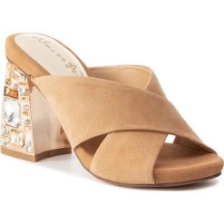 Klapki ALMA EN PENA - V19654 Suede Sand. Brązowe klapki damskie Alma en Pena, bez wzorów, ze skóry, bez obcasa, na obcasie. W wyprzedaży za 339,00 zł.