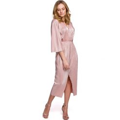 Sukienka kimono z metalicznej tkaniny - różowa. Różowe sukienki damskie Makover, s, bez wzorów, z poliesteru, bez kołnierzyka, z krótkim rękawem, krótkie, mini, dopasowane. Za 219,00 zł.