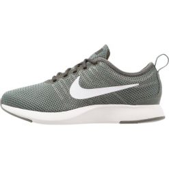 Nike Sportswear DUALTONE RACER (GS) Tenisówki i Trampki river rock/white/sequoia/port wine. Zielone trampki dziewczęce Nike Sportswear, z tworzywa sztucznego. W wyprzedaży za 187,85 zł.
