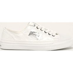 Calvin Klein Jeans - Tenisówki. Białe trampki i tenisówki damskie Calvin Klein Jeans, bez wzorów, z jeansu, na sznurówki. W wyprzedaży za 439,90 zł.