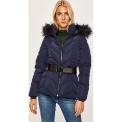 Guess Jeans - Kurtka puchowa. Czarne kurtki damskie Guess Jeans, s, z aplikacjami, z poliesteru, krótkie. Za 1049,00 zł.