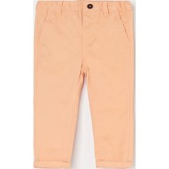 Bawełniane spodnie chino - Pomarańczowy. Pomarańczowe spodnie męskie Reserved, bez wzorów, z bawełny. Za 45,99 zł.