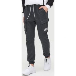 Joggery cargo - Szary. Szare spodnie męskie Cropp, s, bez wzorów. Za 119,99 zł.