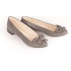 Balerinki z ozdobną kokardą - skóra naturalna - model 048 - kolor szary. Szare baleriny damskie Zapato, bez wzorów, ze skóry, bez obcasa. Za 299,00 zł.