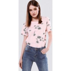 Jasnoróżowy T-shirt Hitch. Szare t-shirty damskie Born2be, xl, z nadrukiem, z dzianiny, klasyczne, z okrągłym kołnierzem, z krótkim rękawem. Za 39,99 zł.