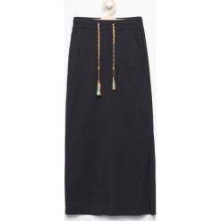 Długa spódnica dresowa - Czarny. Czarne spódniczki dziewczęce Reserved, z dresówki, maxi. W wyprzedaży za 29,99 zł.