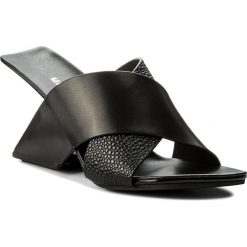 Klapki UNITED NUDE - Loop X 102850116 Black. Czarne klapki damskie marki United Nude, ze skóry, na obcasie. W wyprzedaży za 649,00 zł.