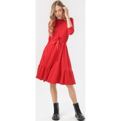 Czerwona Sukienka Vivialin. Czerwone sukienki damskie Born2be, na lato, xl, bez wzorów, bez kołnierzyka, bez rękawów. Za 79,99 zł.