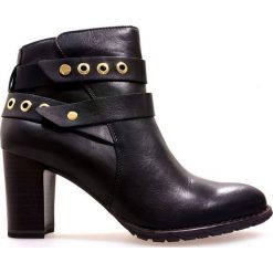 BOTKI DAMSKIE TAM 25053 CZAR. Botki damskie Tamaris, ze skóry, bez obcasa, bez zapięcia. Za 189,00 zł.