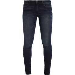 Abercrombie & Fitch CORE RISE SUPER SKINNY ANKLE Jeans Skinny Fit dark. Niebieskie jeansy damskie relaxed fit marki Abercrombie & Fitch, z bawełny. Za 369,00 zł.