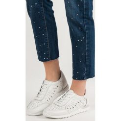 BiaŁe skÓrzane pÓŁbuty. Białe półbuty damskie KYLIE, bez wzorów, ze skóry, bez obcasa, bez zapięcia. Za 139,90 zł.