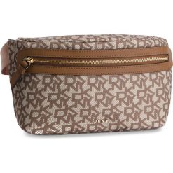 Saszetka nerka DKNY - Casey-Belt Bag T&C Logo R91IFA41 Chino Logo/Vic CVU. Pomarańczowe saszetki damskie DKNY, bez wzorów, ze skóry ekologicznej, młodzieżowe, bez dodatków. W wyprzedaży za 289,00 zł.
