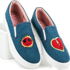 Jeansowe trampki z naszywkami IVORY. Niebieskie trampki i tenisówki damskie marki KYLIE, z aplikacjami, z jeansu, bez zapięcia. Za 69,00 zł.