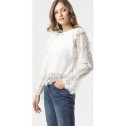 Biała Bluzka Noely. Białe bluzki damskie Born2be, xl, w koronkowe wzory, z jeansu, z okrągłym kołnierzem, z długim rękawem. Za 99,99 zł.