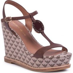 Sandały EMPORIO ARMANI - X3U067 XM329 R783 T.Moro/Ecru/T.Moro. Pomarańczowe klapki damskie Emporio Armani, moro, ze skóry ekologicznej, bez obcasa, na obcasie. Za 1029,00 zł.
