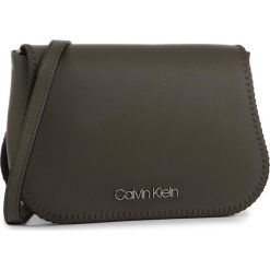 Torebka CALVIN KLEIN - Mellow Saddle Bag K60K605617 LGR. Szare listonoszki damskie Calvin Klein, bez wzorów, ze skóry ekologicznej, klasyczne, bez dodatków. W wyprzedaży za 339,00 zł.