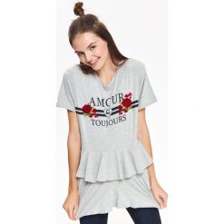 T-SHIRT DAMSKI Z HAFTEM, Z PODWÓJNĄ FALBANĄ. Szare t-shirty damskie Top Secret, z haftami, z bawełny, z podwójnym kołnierzykiem. Za 34,99 zł.