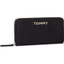 Duży Portfel Damski TOMMY HILFIGER - Th Nylon Lrg Za Wallet AW0AW07738 BDS. Czarne portfele damskie TOMMY HILFIGER, bez wzorów, z nylonu. W wyprzedaży za 219,00 zł.