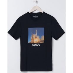 Koszulka NASA - Czarny. Czarne koszulki męskie Sinsay, s, bez wzorów, bez kołnierzyka, bez rękawów. Za 29,99 zł.