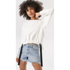Kremowa Bluza Morgalyn. Brązowe bluzy damskie Born2be, xl, bez wzorów, bez rękawów, bez kaptura. W wyprzedaży za 69,99 zł.