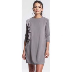 Szara Sukienka Consign. Szare sukienki damskie other, s, bez wzorów, z okrągłym kołnierzem, bez rękawów, mini, dopasowane. Za 34,99 zł.