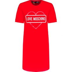 Sukienka LOVE MOSCHINO Czerwony. Czerwone sukienki damskie marki Love Moschino, z nadrukiem, z bawełny, z okrągłym kołnierzem, z długim rękawem, długie. Za 880,00 zł.