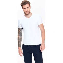 T-shirt męski w serek z elastycznej dzianiny. Białe t-shirty męskie Top Secret, xxl, bez wzorów, z dzianiny, z dekoltem w serek, krótkie. Za 39,99 zł.