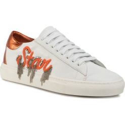 Sneakersy Patrizia Pepe 2V9435/A6M6-FA08. Białe półbuty damskie Patrizia Pepe, bez wzorów, bez obcasa, bez zapięcia. W wyprzedaży za 619,00 zł.