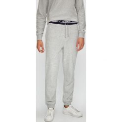 Tommy Jeans - Spodnie. Szare spodnie męskie Tommy Jeans, na co dzień, m, bez wzorów, z bawełny, casualowe. W wyprzedaży za 219,90 zł.