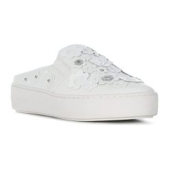 Skórzane klapki w kolorze białym. Białe klapki damskie Michael Kors, Guess, bez wzorów, ze skóry, bez obcasa, na platformie. W wyprzedaży za 529,95 zł.