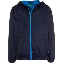 Benetton Kurtka przeciwdeszczowa dark blue. Niebieskie kurtki męskie Benetton, z poliesteru. Za 129,00 zł.