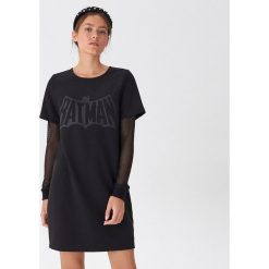 Sukienka Batman - Czarny. Czarne sukienki damskie House, s, z motywem z bajki, bez kołnierzyka, bez rękawów. Za 129,99 zł.