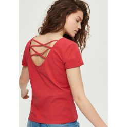 Bluzki, topy, tuniki: T-shirt z dekoltem na plecach – Czerwony