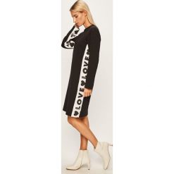 Love Moschino - Sukienka. Czerwone sukienki damskie Love Moschino, na co dzień, bez wzorów, z elastanu, casualowe, z okrągłym kołnierzem, z długim rękawem, długie, mini, proste. W wyprzedaży za 639,90 zł.
