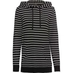 Sweter z kapturem bonprix czarno-biel wełny w paski. Czarne swetry damskie marki bonprix, w paski, z wełny, bez rękawów, z kapturem. Za 74,99 zł.