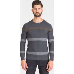 SWETER HOPKINS GUESS. Szare swetry męskie Guess, m, z aplikacjami, z bawełny, z okrągłym kołnierzem. Za 184,50 zł.