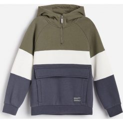 Bawełniana bluza z kapturem -. Bluzy męskie Reserved, bez wzorów, z bawełny, z kapturem, bez rękawów, z kapturem. Za 69,99 zł.