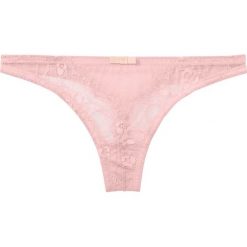 Stringi mini bonprix pudrowy jasnoróżowy. Różowe majtki damskie bonprix, z koronki. Za 24,99 zł.