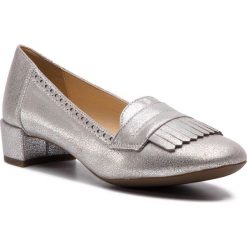 Półbuty GEOX - D Carey C D82V8C 000BN C1010 Lt Grey. Szare półbuty damskie Geox, z aplikacjami, ze skóry ekologicznej, bez obcasa, na obcasie, bez zapięcia. W wyprzedaży za 159,00 zł.