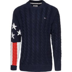 Sweter Tommy Jeans Americana Flag Sweater DM0DM06997. Niebieskie swetry męskie Tommy Jeans, m, bez wzorów, z jeansu, klasyczne, z klasycznym kołnierzykiem, bez kaptura. W wyprzedaży za 309,00 zł.