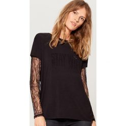 Koszulka z koronkowymi rękawami - Czarny. Czarne t-shirty damskie Mohito, l, z koronki. W wyprzedaży za 39,99 zł.