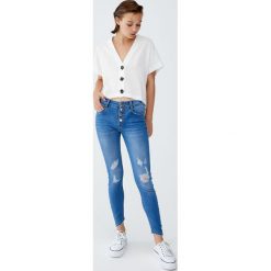 Jeansy skinny fit z widocznymi guzikami. Niebieskie jeansy damskie skinny marki Pull&Bear, z jeansu. Za 109,00 zł.