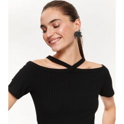 Dopasowana bluzka z odkrytymi ramionami. Czarne bluzki damskie Top Secret, w paski, z dzianiny, eleganckie, bez kołnierzyka, z krótkim rękawem. W wyprzedaży za 24,99 zł.